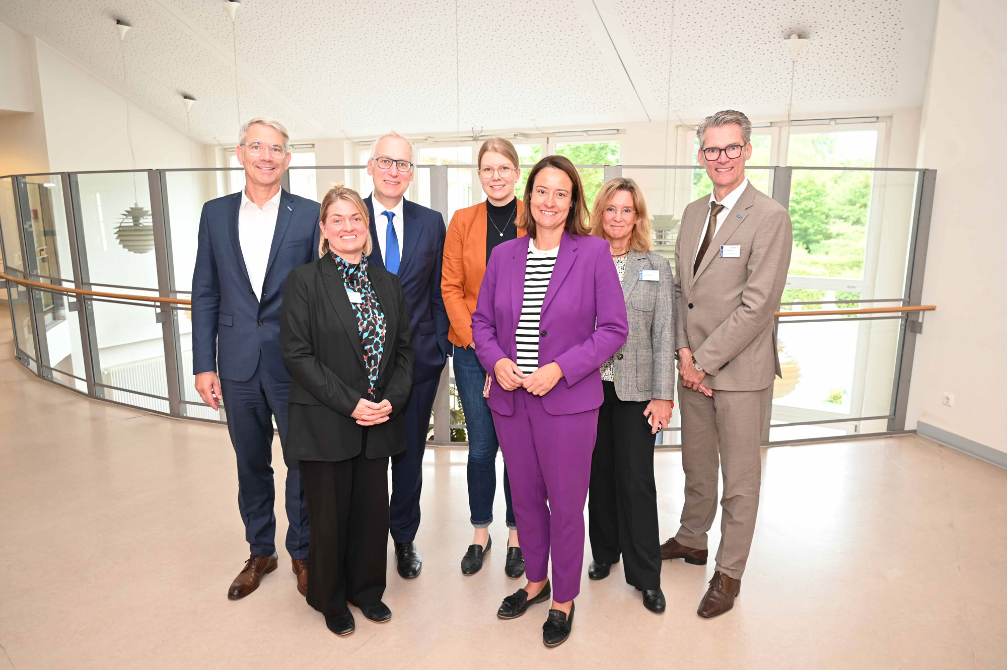 Im Krankenhaus Mara informierten die Geschäftsführer Dr. Matthias Ernst (links) und Thorsten Kaatze (rechts), Univ.-Prof. Dr. med. Christian G. Bien (3.v.l.), Direktor der Universitätsklinik für Epileptologie, Univ.-Prof. Dr. med. Tanja Sappok (2.v.r.), Direktorin der Universitätsklinik für Inklusive Medizin, und die Pflegerische Leitung des Fachbereichs Katja Rosenthal-Schleicher die Regierungspräsidentin und die Dezernentin Christina Hoppe (hinten Mitte) über die Arbeit im Fachkrankenhaus mit besonderen Patientengruppen.