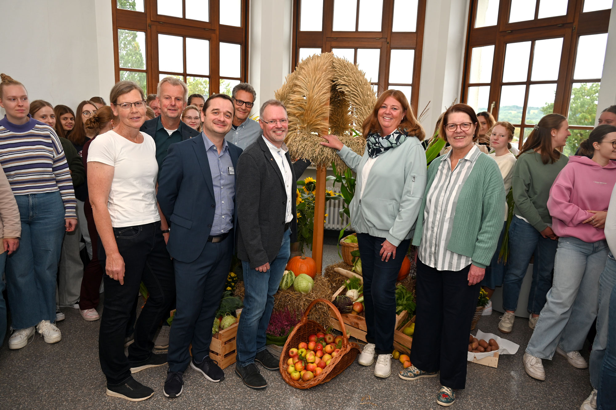 Im Medizin-Campus Bielefeld-Bethel im Haus Sarepta übergaben Landfrauen und Landwirte die Erntekrone an die Schule für Diätassistenz