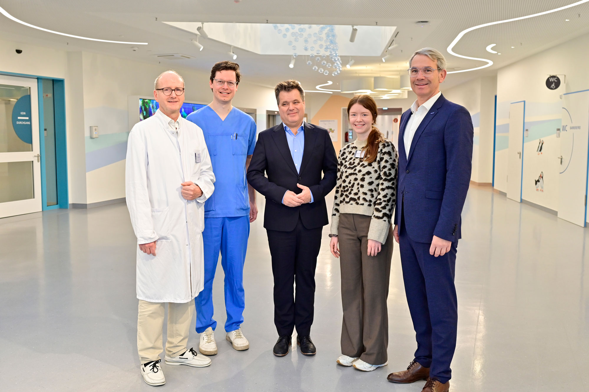 Der Beauftragte der Bundesregierung für die Belange von Menschen mit Behinderungen, Jürgen Dusel (Mitte), informierte sich bei Univ.-Prof. Dr. Eckard Hamelmann, Dr. Jeremy Schmidt, Marie Griggel und Dr. Matthias Ernst (v. l.) im Kinderzentrum Bethel über die Versorgung junger Patienten mit Long COVID-ähnlichen Erkrankungen.