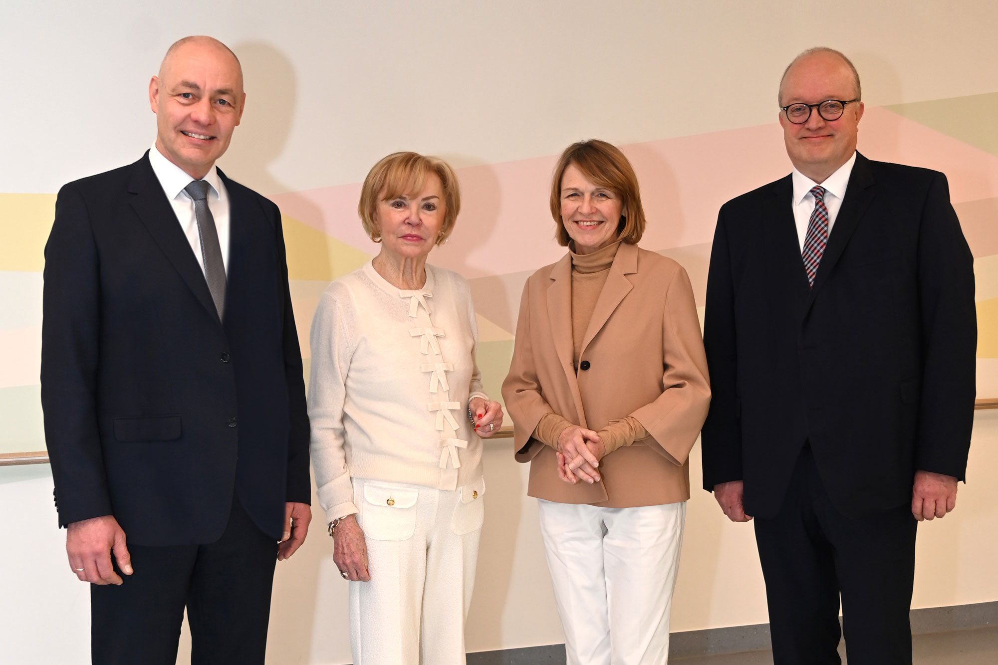 Liz Mohn (2.von links) und Elke Büdenbender mit dem Bethel-Vorstandänden Pastor Dr. Bartolt Haase (links) und Christoph Nolting.