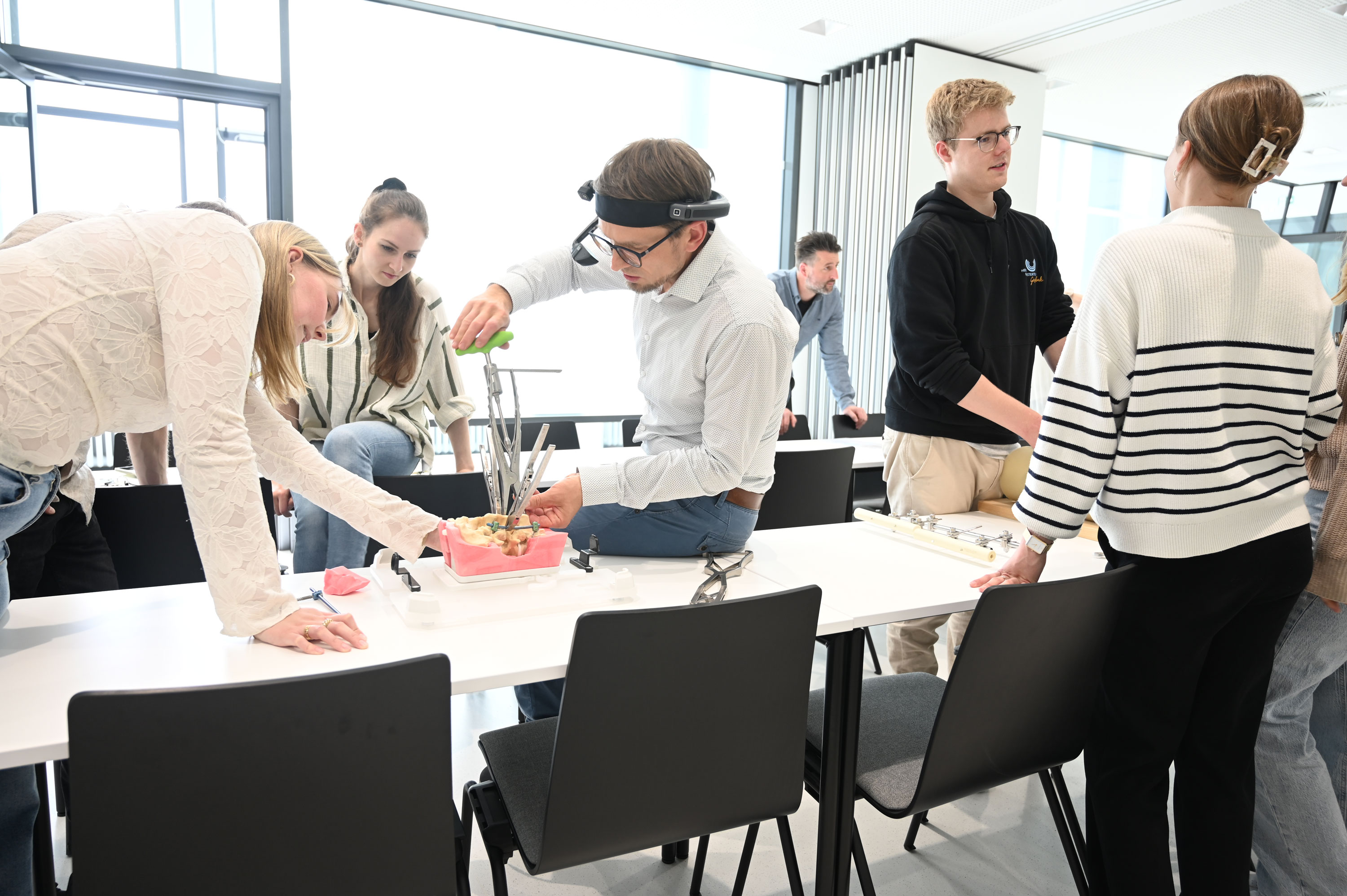 Erste Knochenwerkstatt für Medizinstudierende: „Mit den Händen begreifen“ Die Studierenden hatten an verschiedenen Stationen die Möglichkeit, sich mit Materialien, Instrumenten und Handgriffen vertraut zu machen. Univ.-Prof. Dr. Dirk Wähnert (Mitte) leitet das Format.