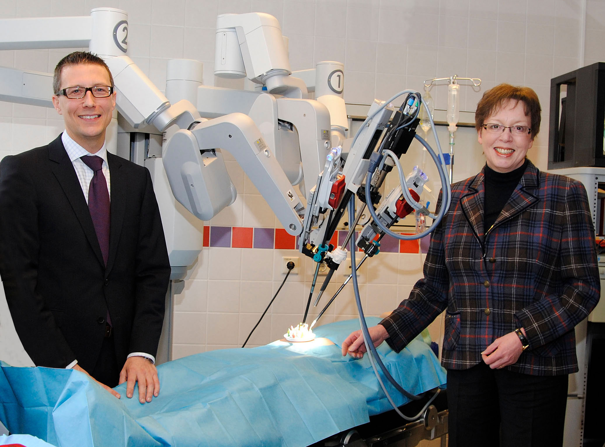 Prominente Einführung: 2010 war der DaVinci eine Seltenheit in Deutschlands Krankenhäusern. So selten, dass sogar die damalige Regierungspräsidentin Marianne Thomann-Stahl an der Einführung des Roboters teilnahm. Prof. Dr. Jesco Pfitzenmaier, Chefarzt der Urologie, stellte ihr das System vor.