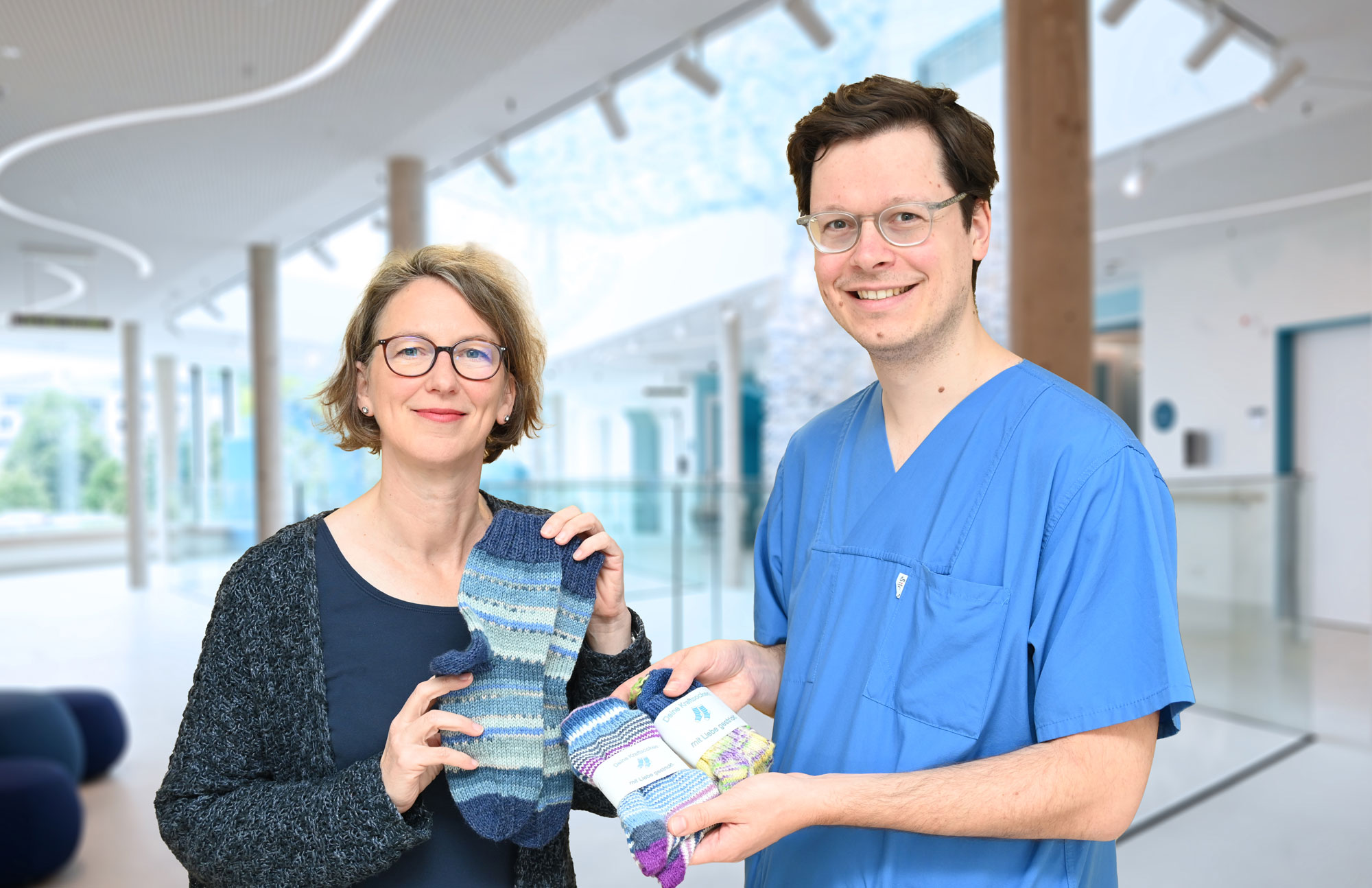 Kraftvolles Zeichen: Katja Stern übergibt die Socken an Dr. Jeremy Schmidt; Foto: Manuel Bünemann