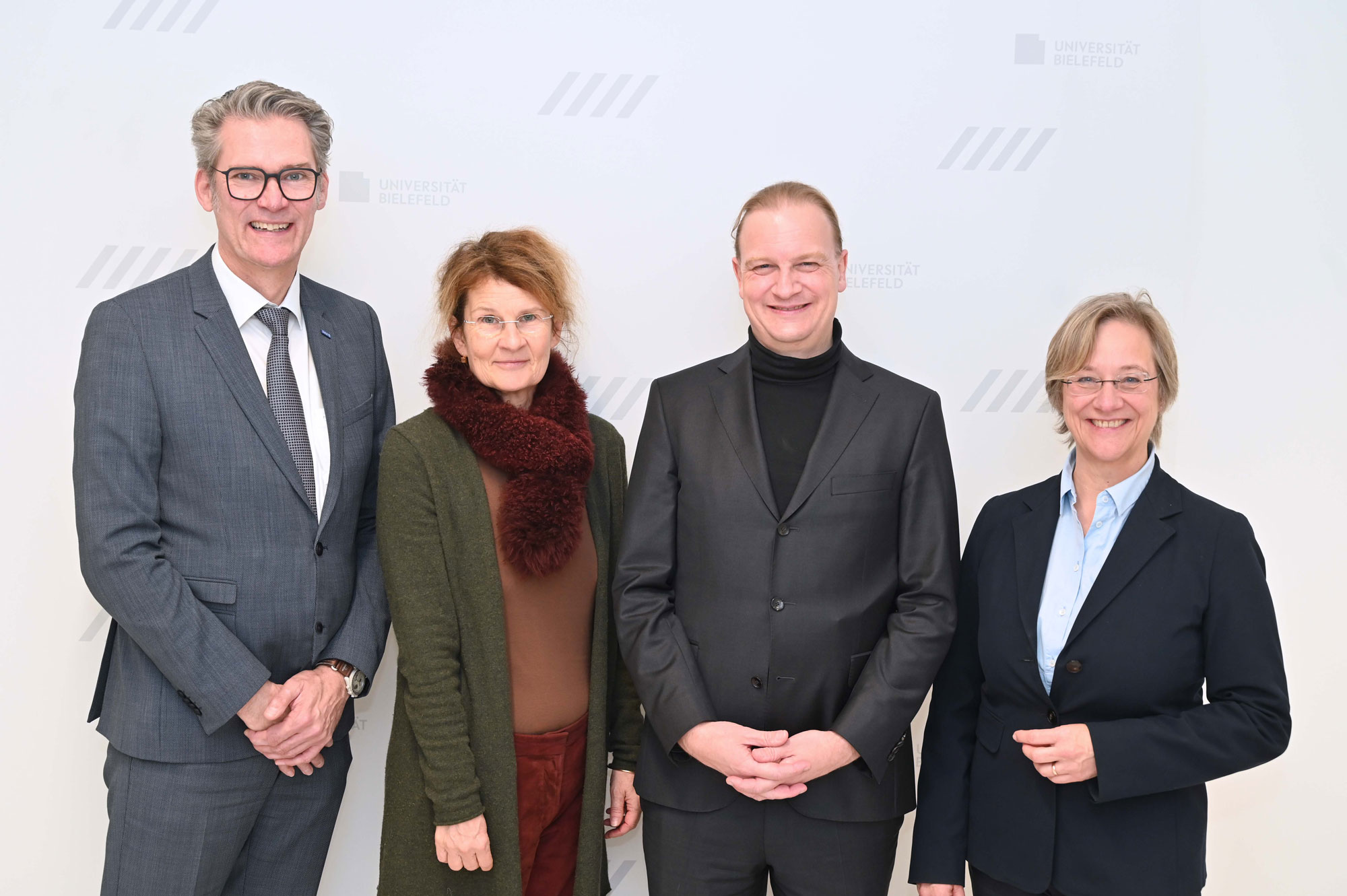 Thorsten Kaatze, Prof.'in Dr. Claudia Hornberg, Dekanin der Medizinischen Fakultät OWL der Universität Bielefeld, Univ.-Prof. Dr. Dr. Udo Dannlowski und Prof. Dr. Angelika Epple, Rektorin der Universität Bielefeld (v.l.n.r.). Foto: Manuel Bünemann