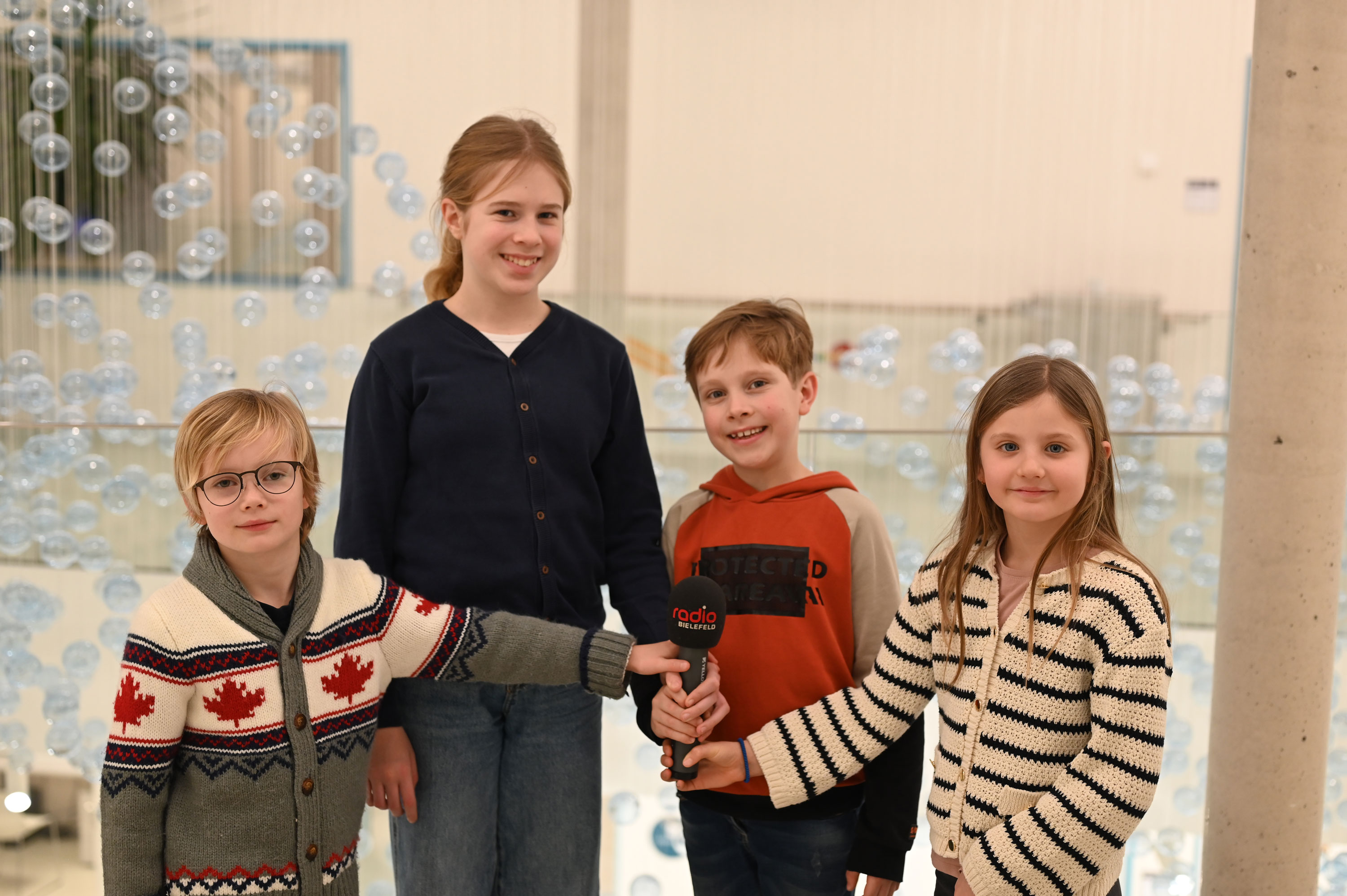 Auf Entdeckungstour im Kinderzentrum Bethel: (v.l.) Die Juniorreporterinnen und -reporter Philipp, Elsa, Anton und Rosa. Foto: Manuel Bünemann