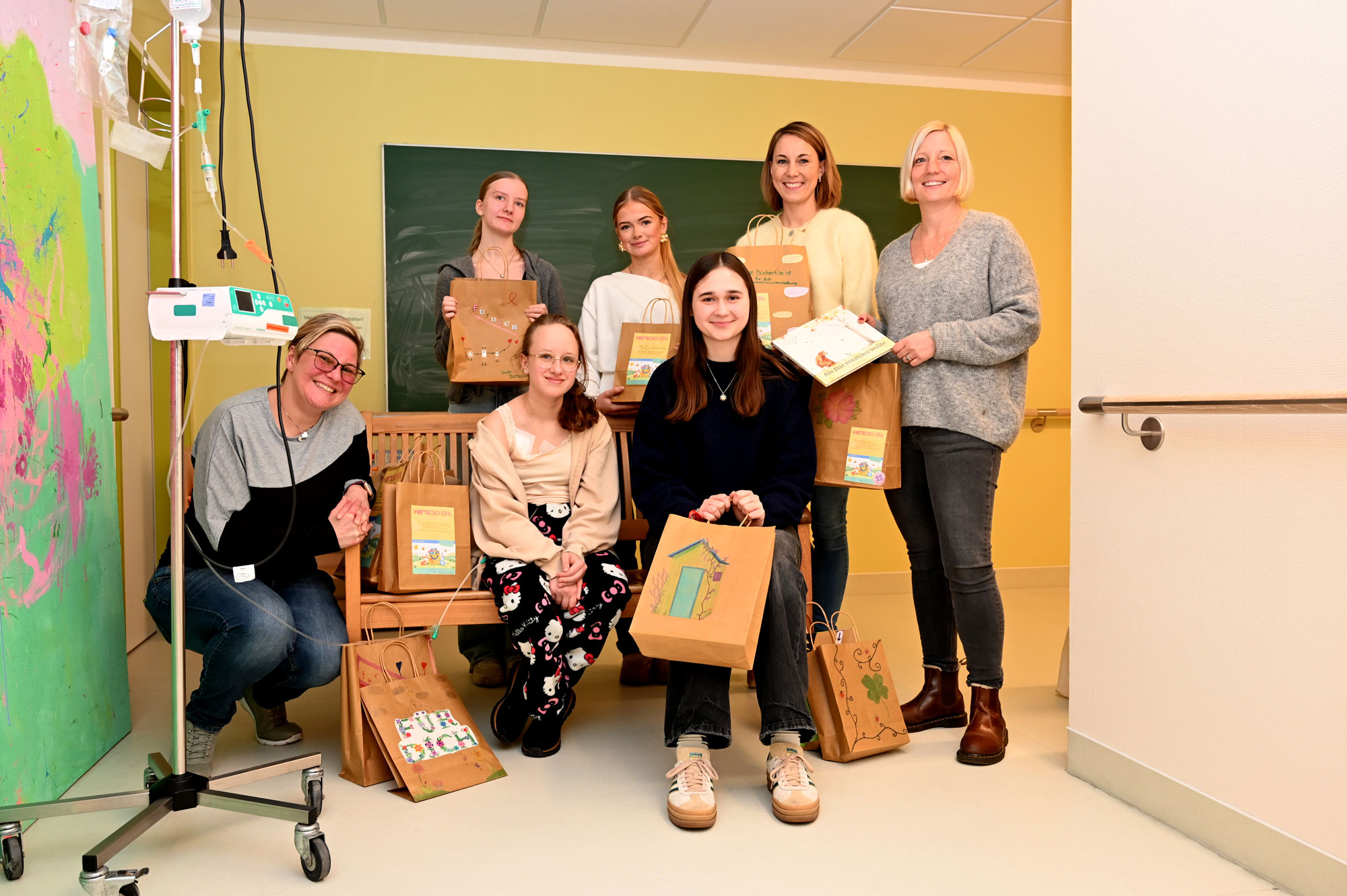 Svenja (2.v.l.) mit ihrer Mutter Stefanie (l.) bekommt die liebevoll gestalteten Geschenktüten übergeben von Milena (Mitte), Marie und Emilia sowie den Lehrerinnen Andrea Janßen-Müller und Katharina Klement-Lempelius.
