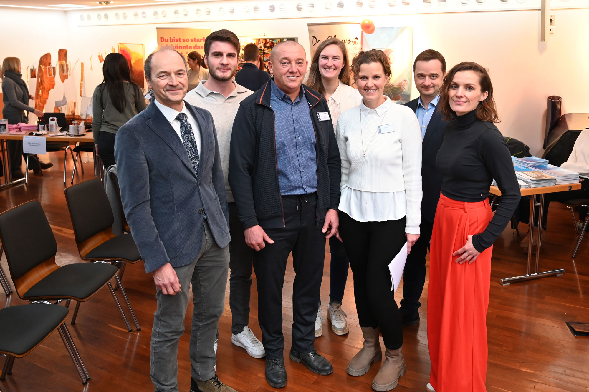 v.l.n.r.: Chefarzt Prof. Dr. med. Florian Weißinger, David Töws (Uni-Apotheke Bielefeld), Pflegerische Fachbereichsleitung der Onkologie im EvKB Robert Schwarz, Pflegerische Fachbereichsleitung der Inneren Medizin im EvKB Dorothea Baus, Onkologische Pflegeberatung im EvKB Christiane Schwarz, Theologischer Direktor im EvKB Pastor Philipp Katzmann, Jenny Wolff (Uni-Apotheke)