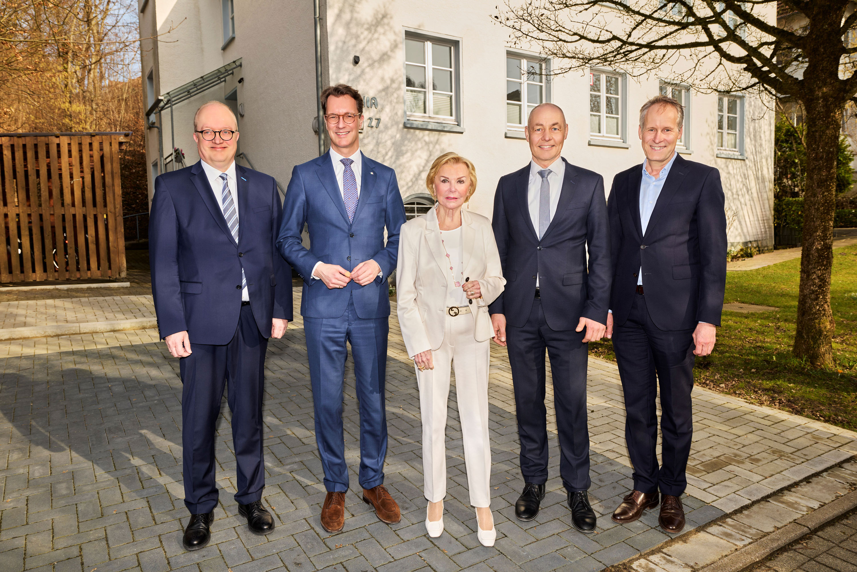 Ministerpräsident Hendrik Wüst besuchte das Projekt „Gemeinsam wachsen. Zusammen WIRken.“ des Evangelischen Klinikums Bethel, das von der Liz Mohn Stiftung gefördert wird. Das Bild zeigt v.l.n.r.: Christoph Nolting (stellv. Vorstandsvorsitzender der v. Bodelschwinghschen Stiftungen Bethel), Ministerpräsident Hendrik Wüst, Stifterin Liz Mohn, Pastor Dr. Bartolt Haase (Vorsitzender des Vorstands der v. Bodelschwinghschen Stiftungen Bethel) und Jörg-Uwe Goldbeck (Verwaltungsratsvorsitzender der v. Bodelschwinghschen Stiftungen Bethel). Kai Uwe Oesterhelweg