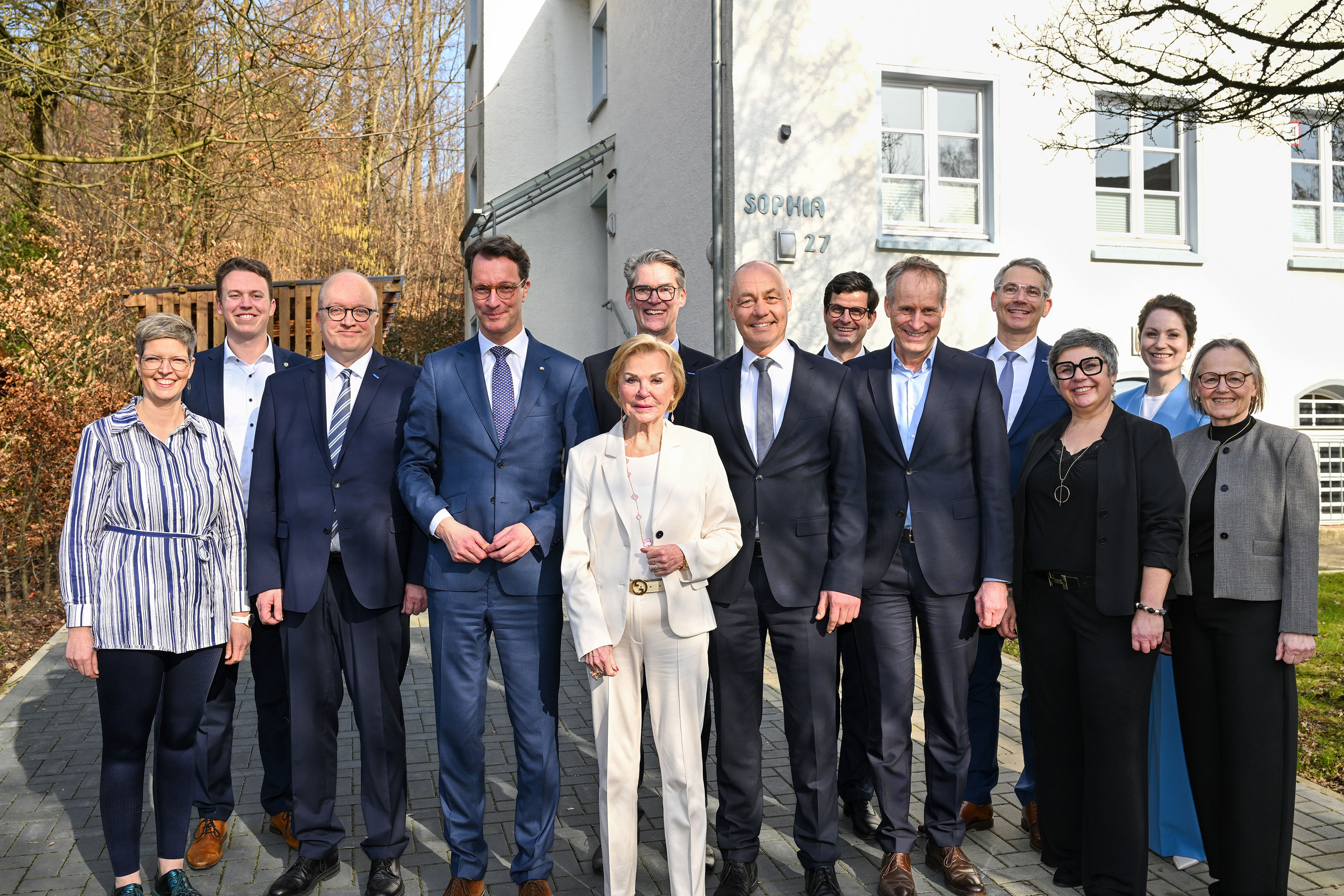 Ministerpräsident Hendrik Wüst besuchte das Projekt „Gemeinsam wachsen. Zusammen WIRken.“ des Evangelischen Klinikums Bethel (EvKB), das von der Liz Mohn Stiftung gefördert wird. Das Bild zeigt v.l.n.r.: MdL Wibke Brems, MdL Tom Brüntrup, Christoph Nolting (stellv. Vorstandsvorsitzender der v. Bodelschwinghschen Stiftungen Bethel), Ministerpräsident Hendrik Wüst, Stifterin Liz Mohn, Thorsten Kaatze (Vorsitzender Geschäftsführer des EvKB), Pastor Dr. Bartolt Haase (Vorsitzender des Vorstands der v. Bodelschwinghschen Stiftungen Bethel), Matthias Meis (stellv. Vorstandsvorsitzender der Liz Mohn Stiftung), Jörg-Uwe Goldbeck (Verwaltungsratsvorsitzender der v. Bodelschwinghschen Stiftungen Bethel), Dr. Matthias Ernst (Geschäftsführer des EvKB), Katharina Muregancuro (Psychologisch-Pädagogische Teamleitung von „Gemeinsam Wachsen. Zusammen Wirken.“ des EvKB), Dr. Theresa Hornischer (Projektleitung von „Gemeinsam Wachsen. Zusammen Wirken.“ der Liz Mohn Stiftung) und Dr. Steffi Koch-Stoecker (Projektleitung von „Gemeinsam Wachsen. Zusammen Wirken.“ des EvKB). Foto: Christian Weische