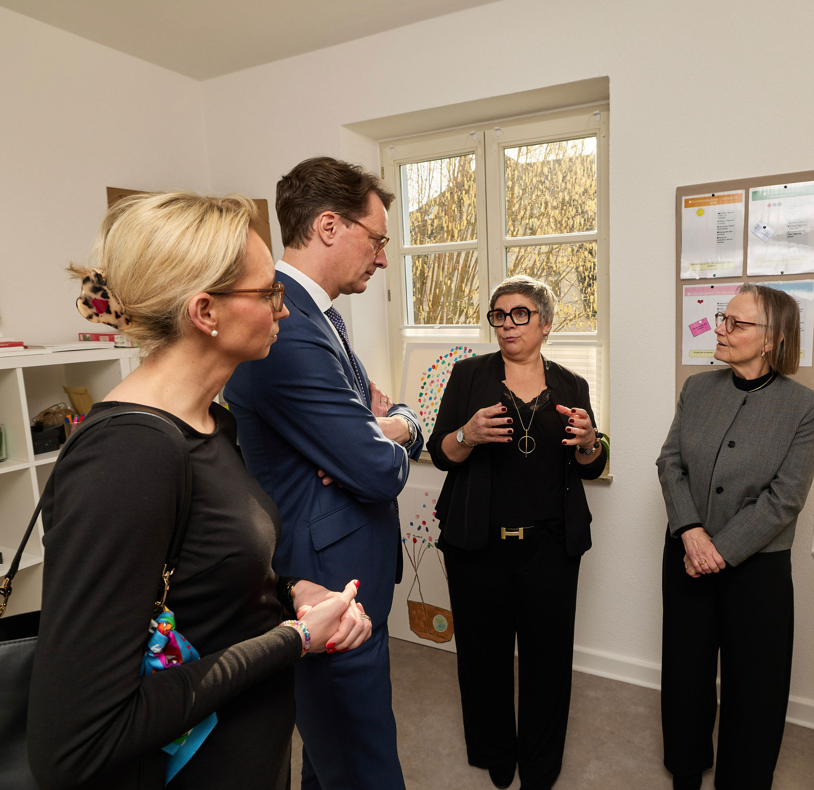 Das Haus Sophia ist ein kreativer Wohlfühlort gegen Einsamkeit v.r.n.l.: Dr. Steffi Koch-Stoecker (Projektleitung von „Gemeinsam Wachsen. Zusammen Wirken.“ des EvKB) und Katharina Muregancuro (Psychologisch-Pädagogische Teamleitung von „Gemeinsam Wachsen. Zusammen Wirken.“ des EvKB) erläutern dem Ministerpräsidenten Hendrik Wüst und Bielefelds Oberbürgermeisterin Dr. Christiana Bauer den psychologisch-pädagogischen Ansatz des Projekts. Foto: Kai Uwe Oesterhelweg
