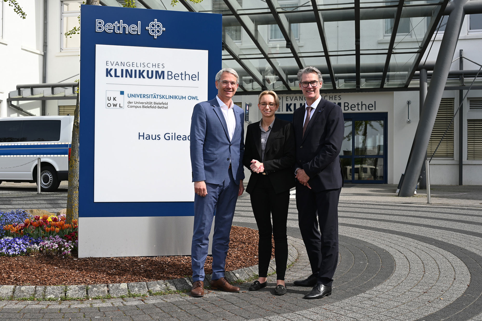 Besuch im EvKB: Die Geschäftsführer Dr. Matthias Ernst (rechts) und Thorsten Kaatze empfingen Bielefelds Oberbürgermeisterin Dr. Christiana Bauer im Haus Gilead I. Foto: Mario Haase