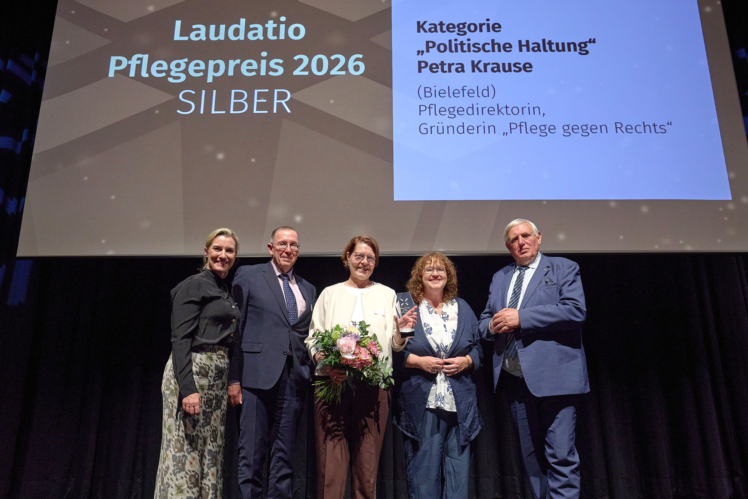 Preisverleihung im Maritim Hotel Düsseldorf: (v.l.) Sandra Postel, Jens Albrecht, Vizepräsident der Pflegekammer NRW, Petra Krause, Sonja Wolf, Leiterin der AG Gewalt und Juryvorsitzende und NRW-Gesundheitsmininister Karl-Josef Laumann Foto: Daniel Koebe/Pflegekammer NRW
