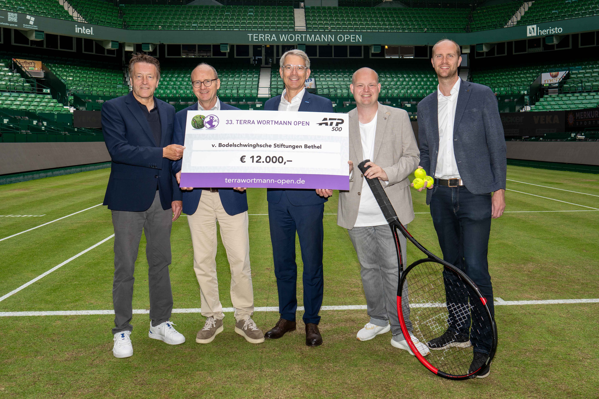 Scheckübergabe auf dem Centre Court der heristo-arena mit (von links) Turnierdirektor Ralf Weber, Sven Wortmann (Mitglied im Aufsichtsrat Wortmann AG), Prof. Dr. Eckard Hamelmann (Ärztlicher Direktor des Kinderzentrums), Dr. Matthias Ernst (Geschäftsführer des EvKB) und Christian Anwey (Leitung Marketing- und Kommunikation).