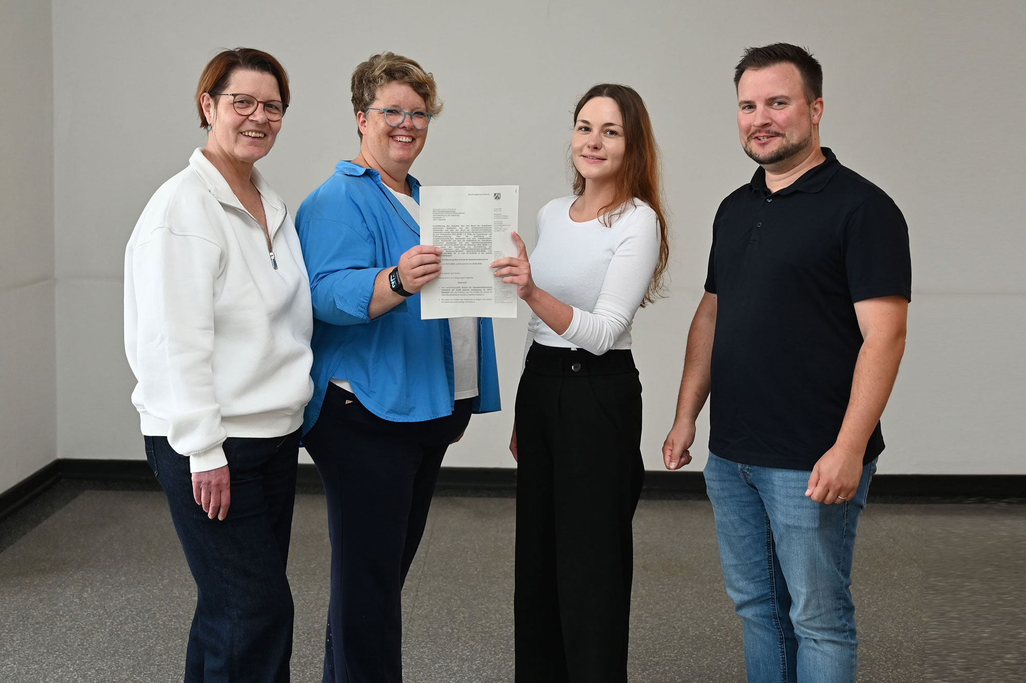 Meilenstein: Petra Krause und Nicole Kawert aus dem EvKB freuen sich über die staatliche Anerkennung der neuen Schule für Operationstechnische Assistenz, die Anna Baumbach und Matthias Martin (v. l.) von der Bezirksregierung Detmold überreichten.