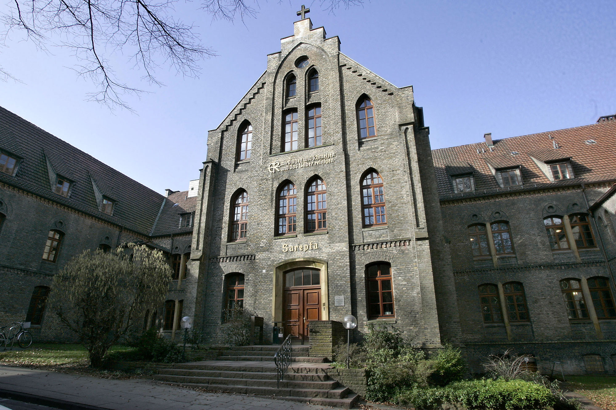 Im Haus Sarepta, dem ehemaligen Mutterhaus der Diakonissen, lernen heute Medizinstudierende und Auszubildende der Gesundheitsberufe gemeinsam im hochmodernen Medizin-Campus Bielefeld-Bethel.