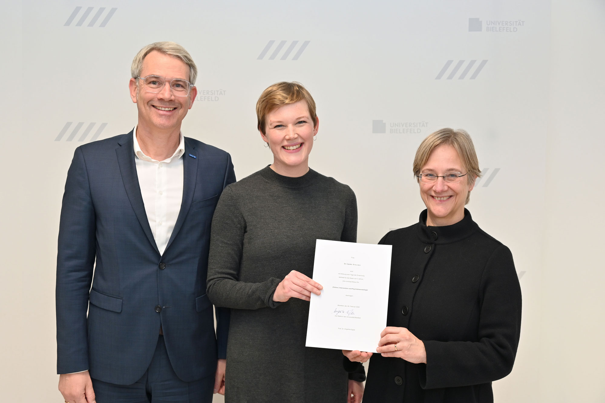 Uni-Rektorin Prof. Dr. Angelika Epple übergibt die Ernennungsurkunde an Prof.in Dr. Carolin Steuwe, die von EvKB-Geschäftsführer Dr. Matthias Ernst begleitet wird. (v.r.n.l.). Foto: Manuel Bünemann