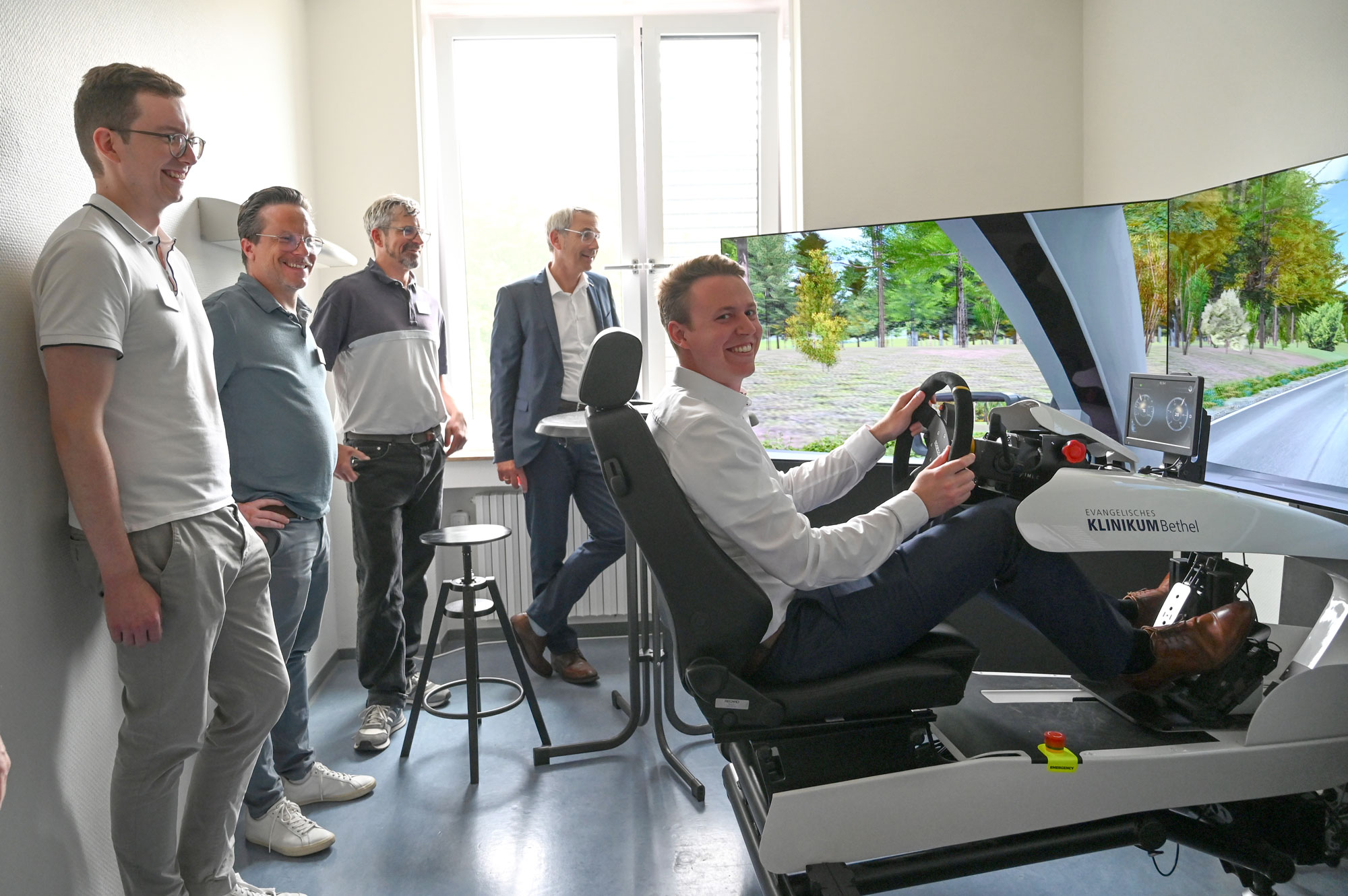 „Testfahrt“ im Fahrsimulator: MdL Tom Brüntrup mit (v.l.) Dr. Daniel Schlüter, Priv.-Doz. Dr. Max Töpper, Lars Kozian und Dr. Matthias Ernst. 