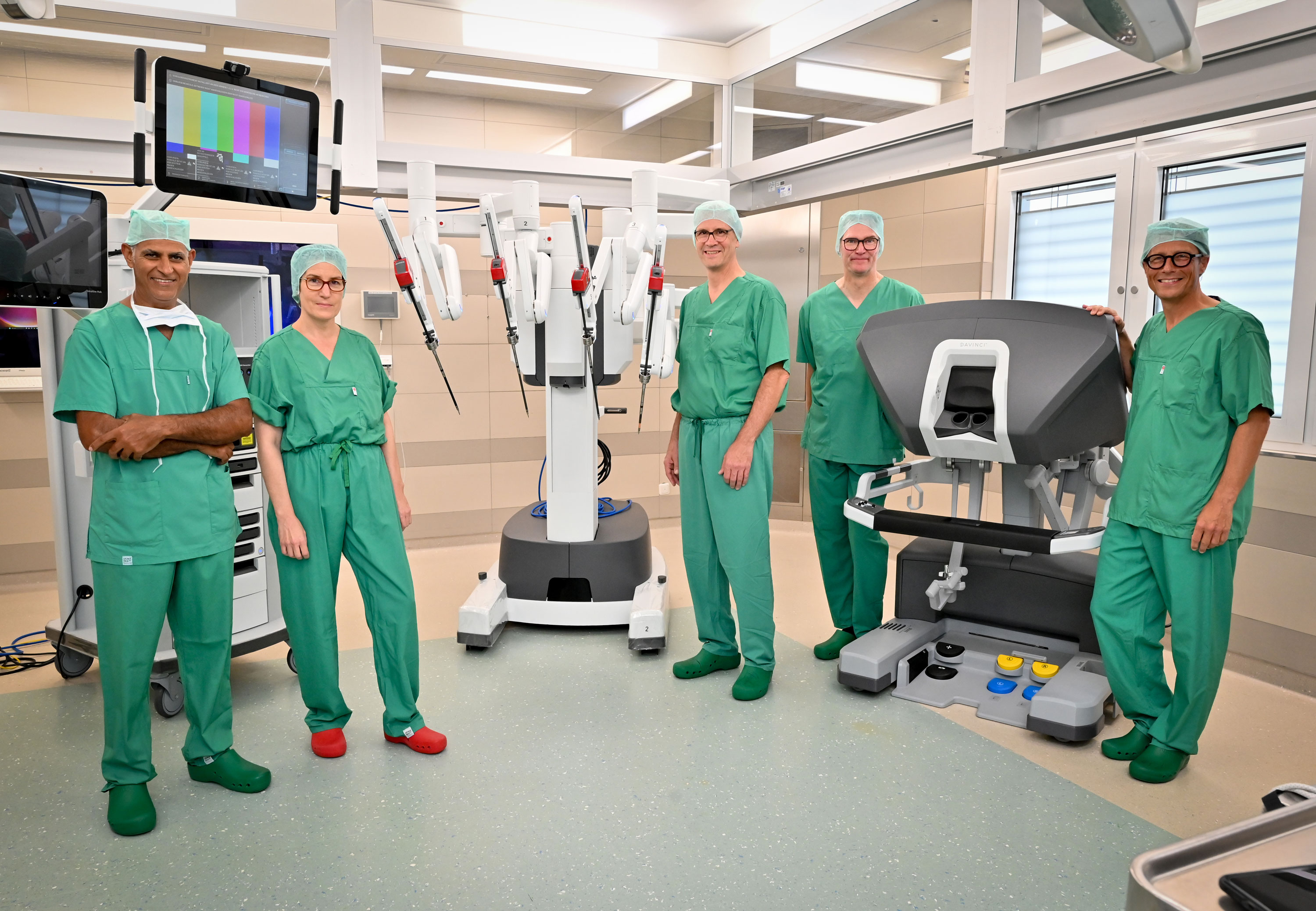 Drei Da Vinci Systeme bieten jetzt hochpräzise roboter-assistierte OP-Technologie im EvKB für Patientinnen und Patienten der Thoraxchirurgie, Gynäkologie, Allgemein- / Viszeralchirurgie und der Urologie, einer von ihnen steht nun auch im Haus Gilead I: (v.l.) Dr. Morris Beshay (Chefarzt der Klinik für Thoraxchirurgie), Prof.in Dr. Constanze-Banz-Jansen (Chefärztin der Klinik für Gynäkologie und Geburtshilfe), Univ.-Prof. Dr. Jan Schulte am Esch (Direktor der Universitätsklinik für Allgemein- und Viszeralchirurgie), Thorsten Kaatze (Vorsitzender Geschäftsführer des EvKB) und Prof. Dr. Jesco Pfitzenmaier (Chefarzt der Klinik für Urologie).