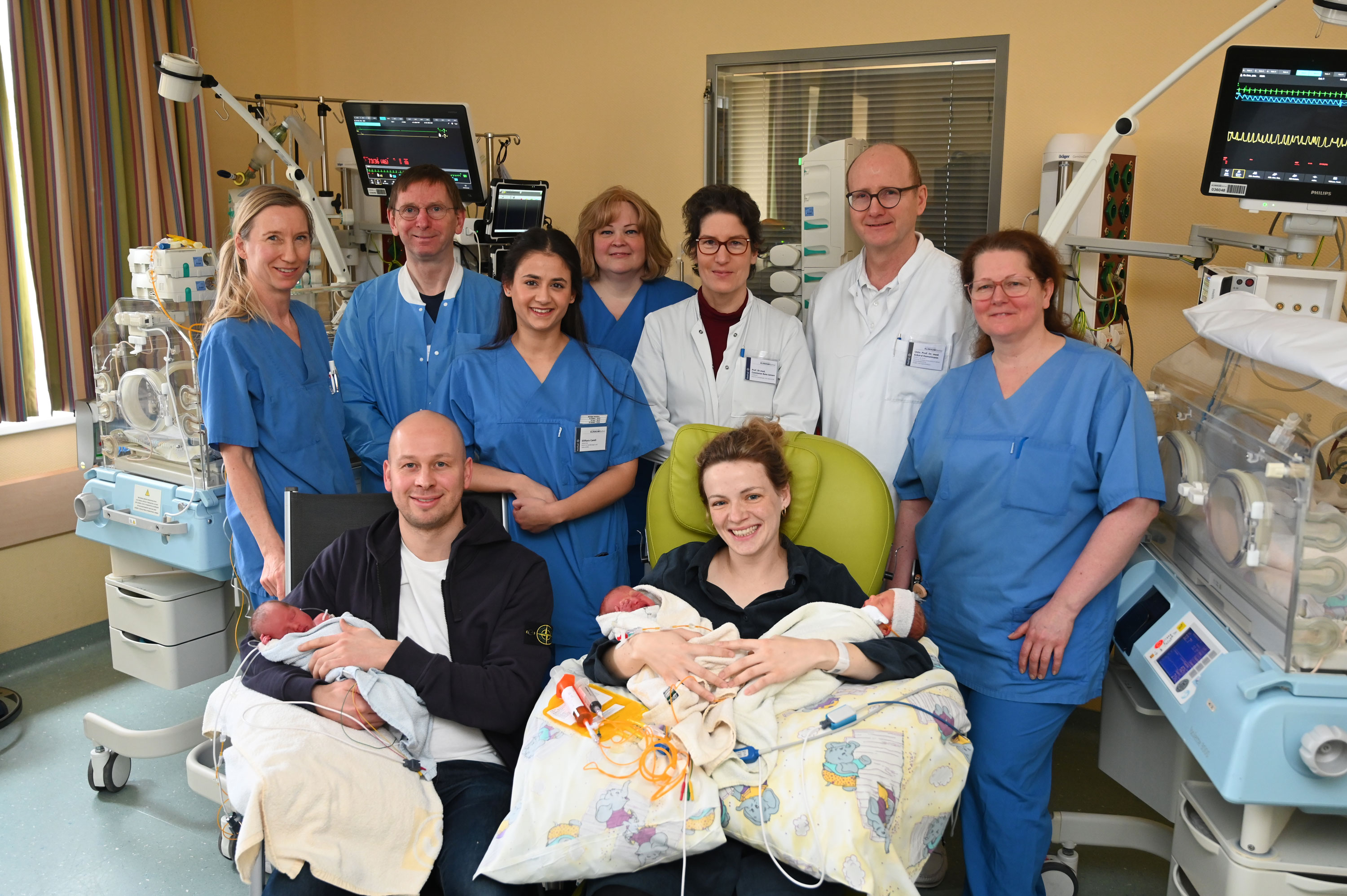 Gruppenfoto kurz vor der Verlegung ins Kinderzentrum: Mara und Max Deboer (vorne) mit den Drillingsschwestern Klara, Romy und Jette (vorne v.l.n.r.). Mit der Familie freuen sich aus dem Perinatalzentrum: Fachkinderkrankenschwester Silke Beuse, Oberarzt auf der Frühgeborenenintensivstation Dr. Volkmar Kunde, Hebamme Eliftara Camli, Pflegerische Leitung der Frauenklinik Susanne Auster, Chefärztin der Frauenklinik Prof. Dr. Constanze Banz-Jansen, Ärztlicher Direktor des Kinderzentrums Univ.-Prof. Dr. Eckard Hamelmann und die Leitende Hebamme Michael Mülligans. Foto: Mario Haase