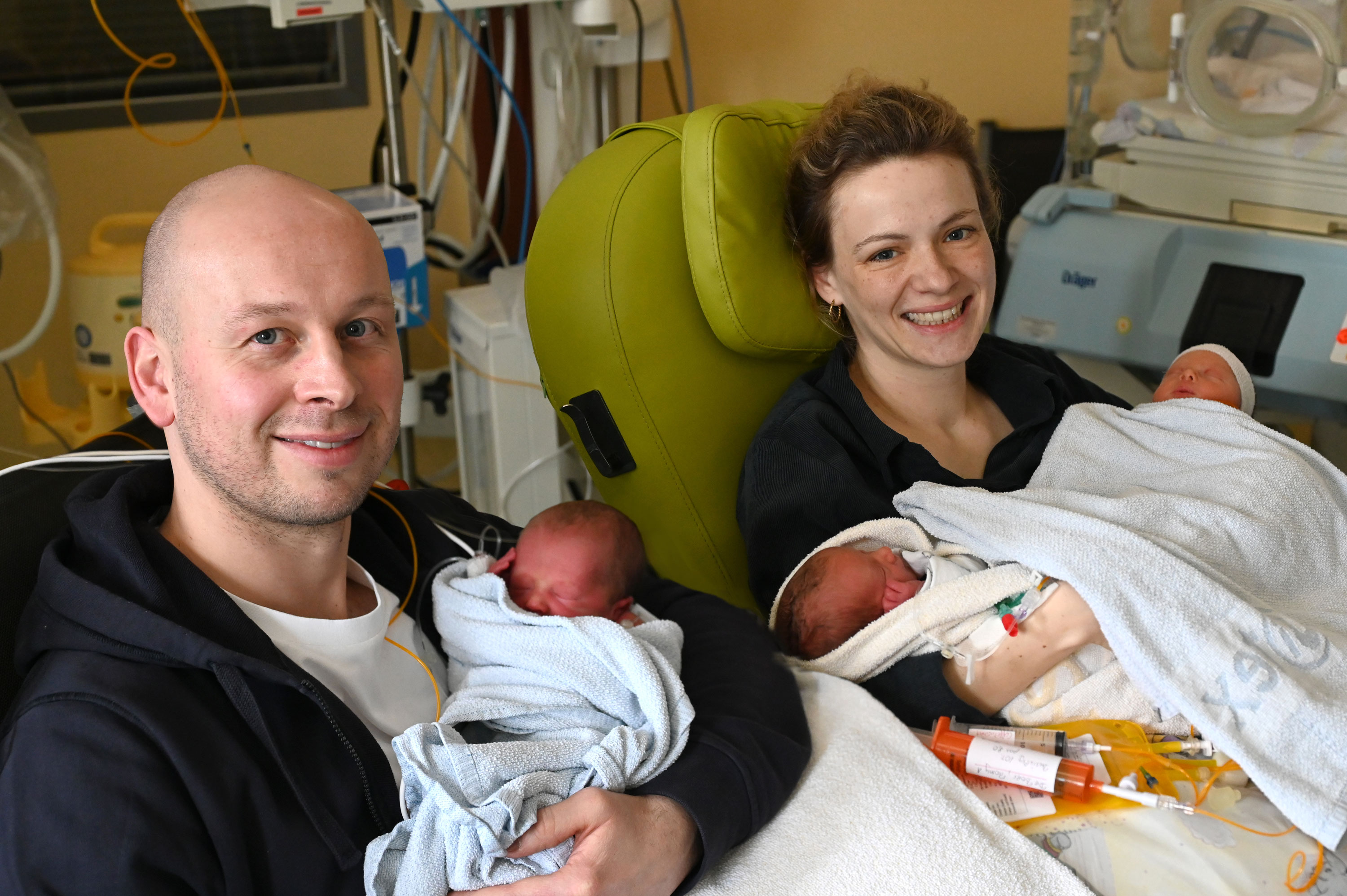 Mara und Max Deboer freuen sich dreifach. In ihren Armen halten sie Klara, Romy und Jette (v.l.n.r.). Fotos: Mario Haase