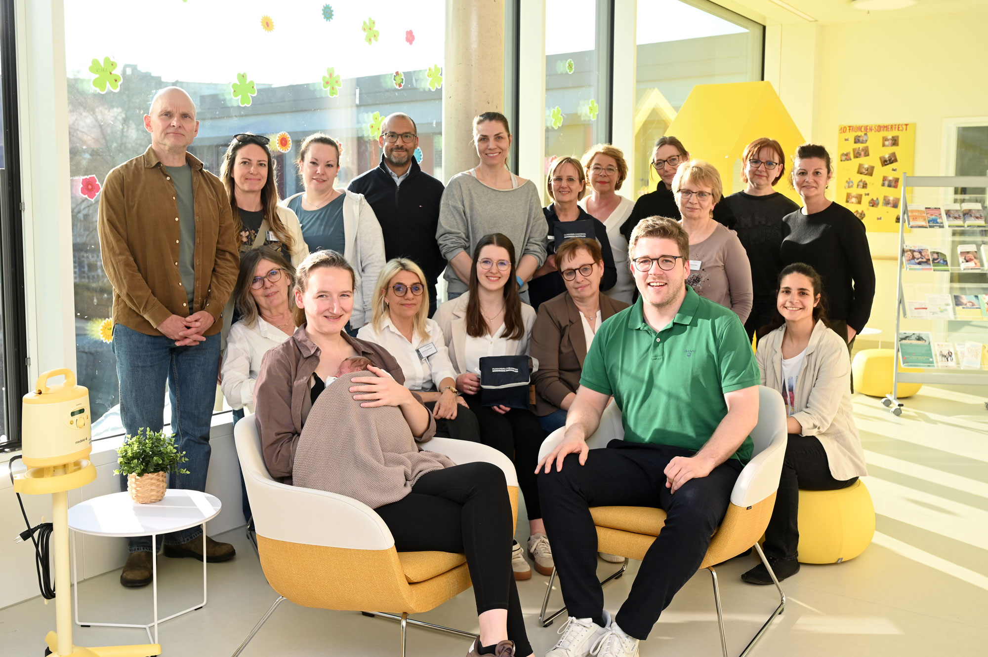 Gemeinsames Engagement für die Versorgung von Früh- und Neugeborenen: (h.v.l.) Geschäftsführender Oberarzt der Kinderklinik am Klinikum Leverkusen Dr. Peter Jahn, Stillberaterin am EvKB Christine Koch, Hygienefachkraft am EvKB Sabrina Knopp, Univ.-Prof. Dr. Daniel Klotz, Leitende Oberärztin Pädiatrie am Johannes Wesling Klinikum Minden Dr. Solvej Heidtmann, Projektmanagement Zentrale Humanmilchbank am EvKB Beate Knop, Oberärztin in der Pädiatrie am EvKB Dr. Franziska Noske, Stillbeauftragte am Klinikum Leverkusen Sandra Tydecks, Mitarbeiterinnen in der Frauenmilchbank am EvKB und Jolante Brechelke und Regina Leipold, Pflegebereichsleitung Klinikum Leverkusen Daniela Magalhaes Correia Campos, (Mitte v.l.) Oberärztin Neonatologie am EvKB Dr. Ursula Weller, Cornelia Buchholt und aus dem Stiftung Mathias-Spital Rheine Stv. Bereichsleitung Pflege Annika Spieske, Pflegerische Stationsleitung Martina Hagemann und Stillberaterin Cyriell Güttner. Vorne Baby Isabella mit ihrer Mutter Kira und Vater Roman Disselkamp. Foto: Mario Haase