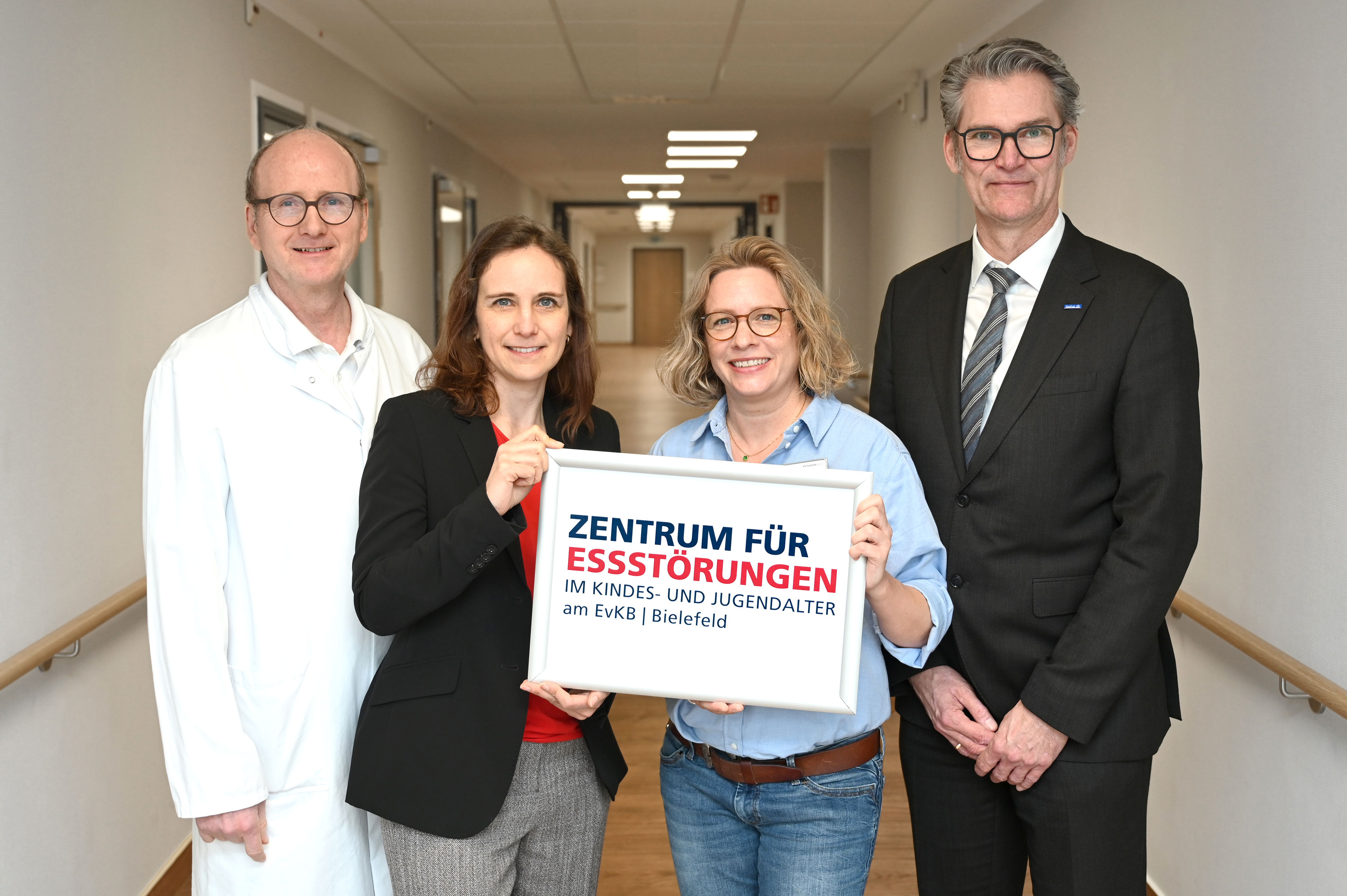 Präsentieren das neue Zentrum für Essstörungen: Univ.-Prof. Dr. Eckard Hamelmann, Univ.-Prof. Dr. Stefanie Horndasch, Inga Knipschild und Thorsten Kaatze (v. l.). Foto: Mario Haase