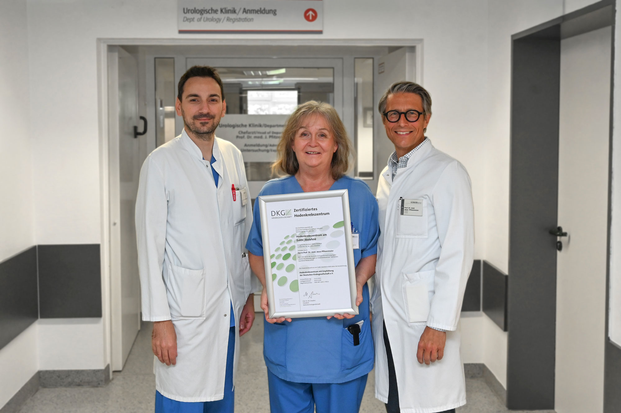 Zertifizierte Behandlungsqualität bei Hodenkrebs: Pflegerische Klinikleitung Bettina Krüger, Chefarzt Prof. Dr. Jesco Pfitzenmaier (rechts), Zentrumskoordinator Dr. Nenad Zivadinovic. Foto: Mario Haase