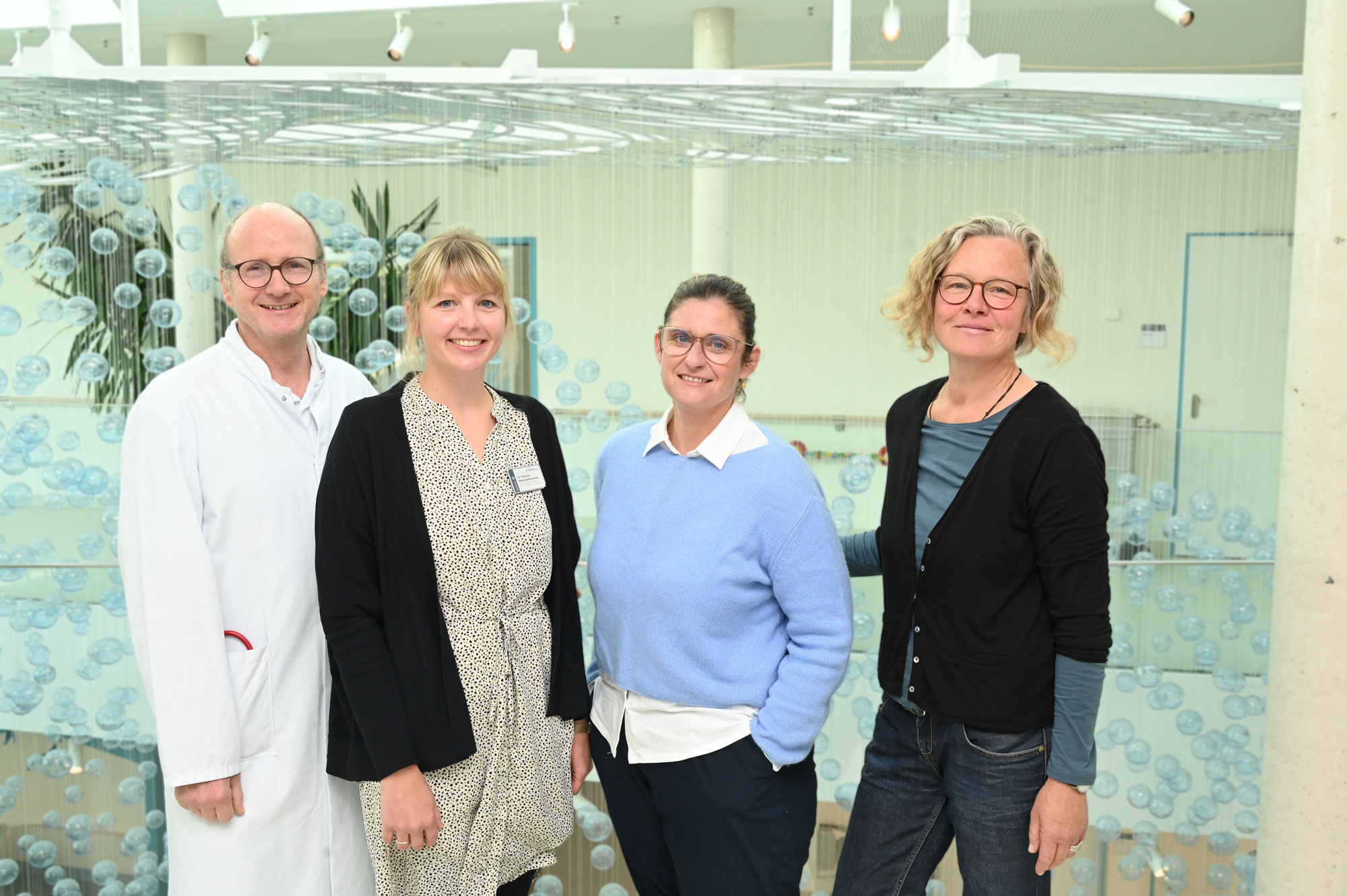 Sind gespannt auf die ersten Ergebnisse des groß angelegten Forschungsprojektes: Univ.-Prof. Dr. Eckard Hamelmann und Dr. Patricia Maasjosthusmann aus dem EvKB arbeiten für die ENDEMIC-Studie mit Petra Micke und Sandra Thyke vom Bielefelder Verein „Natursinn“ zusammen (v. l.). Foto: EvKB