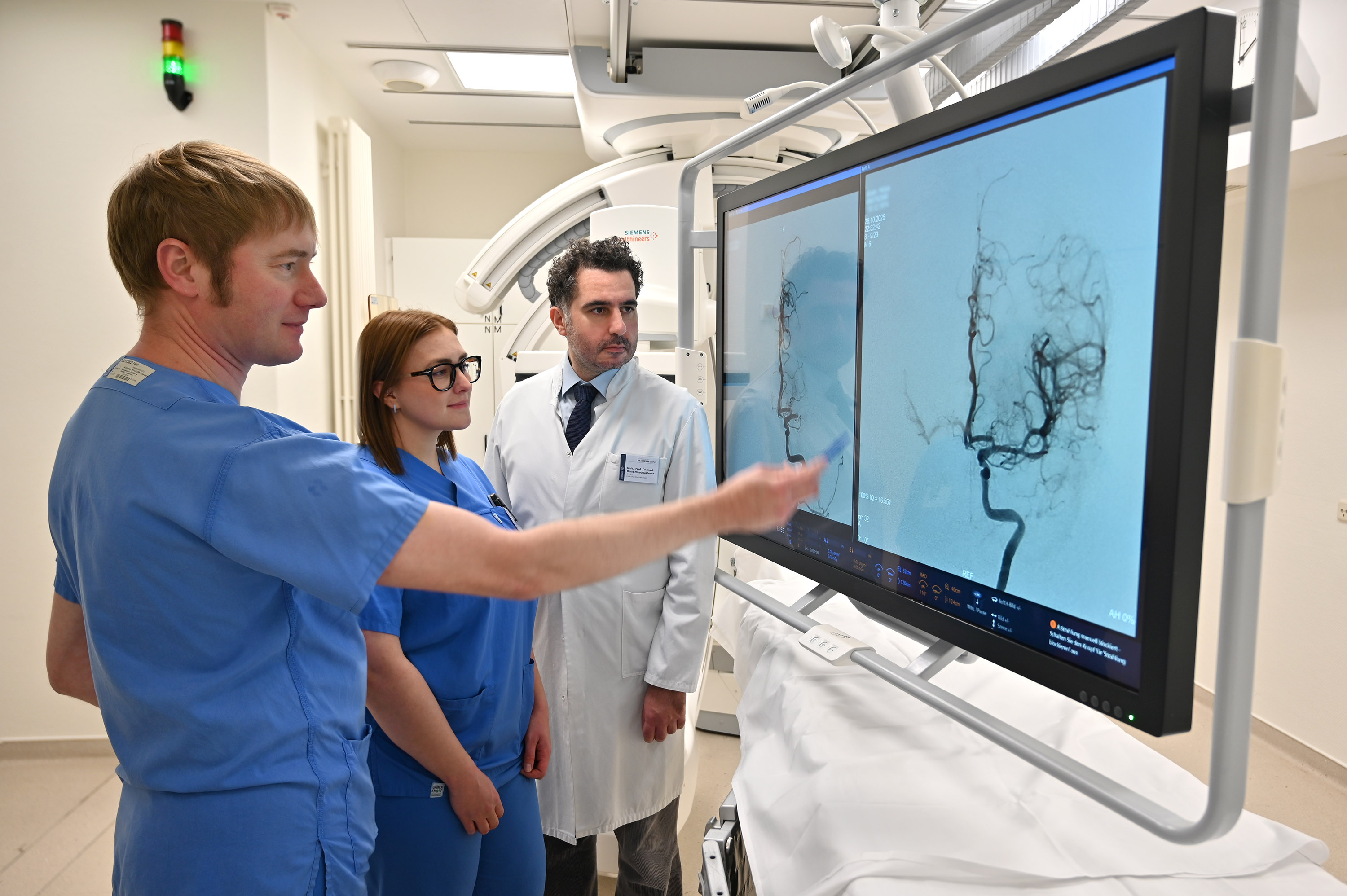 Drei Ärzte beurteilen die Befunde einer Untersuchung.