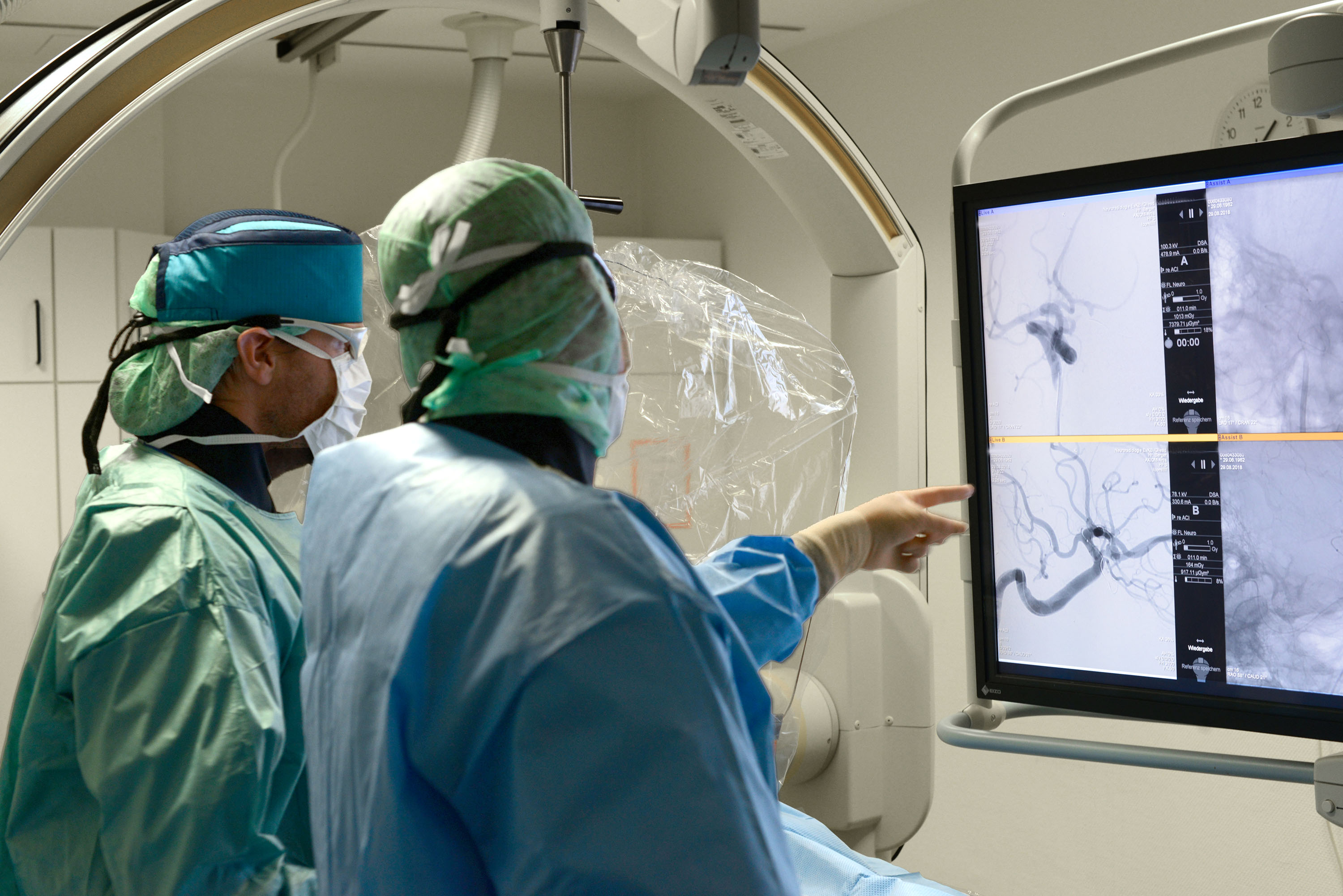 Zwei Ärzte schauen sich die Aufnahmen der Untersuchung an, um dise zu beurteilen.