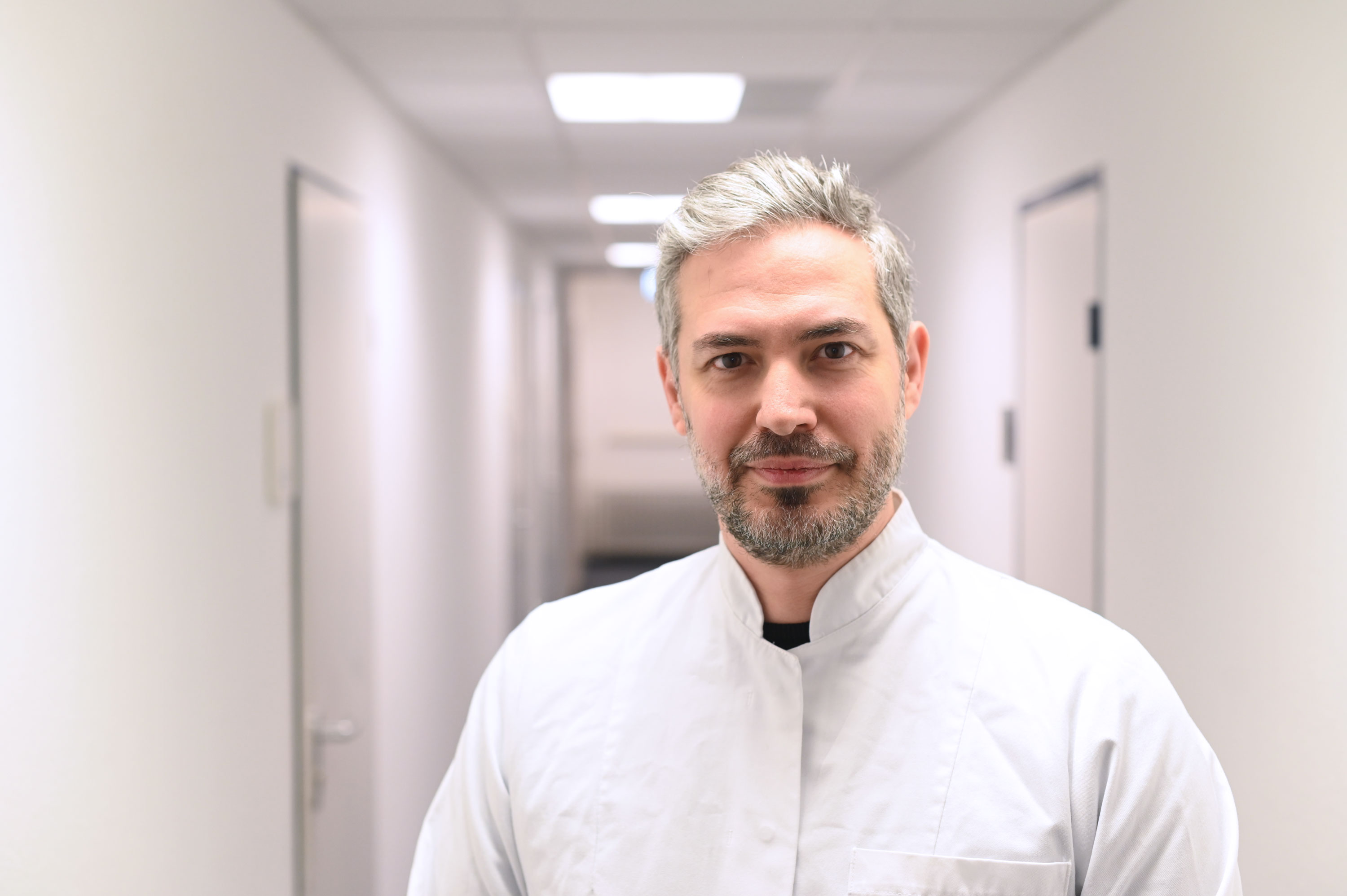 Dr. med. Enver Aydilek, Leitender Oberarzt der Klinik für Innere Medizin, Hämatologie/Onkologie, Stammzelltransplantation und Palliativmedizin am EvKB